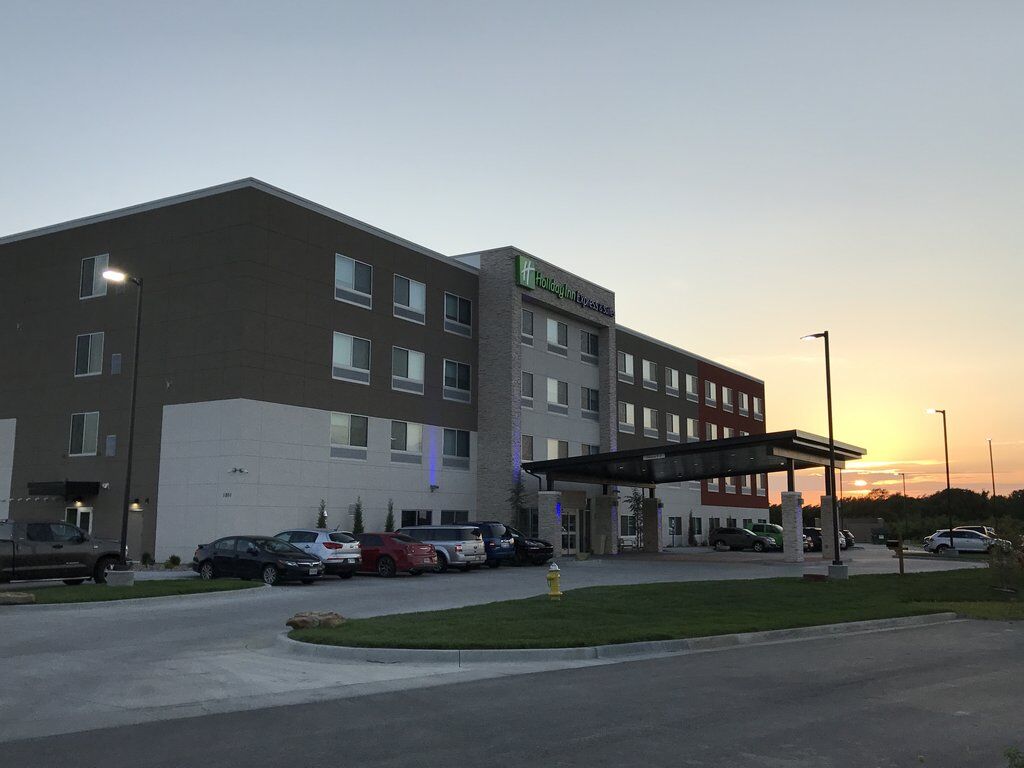 Holiday Inn Express & Suites - Kansas City - Lee'S Summit By Ihg Exterior foto